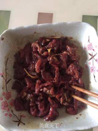 洋葱炒牛肉的做法步骤：2