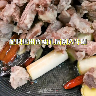 秘制土豆焖牛腩的做法步骤：4