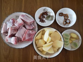 土豆炖排骨的做法步骤：1