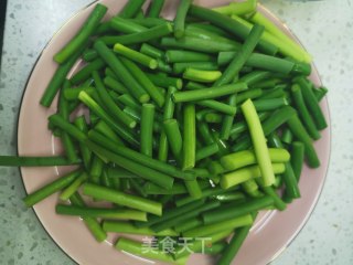 蒜薹炒干豆腐腊肉的做法步骤：1