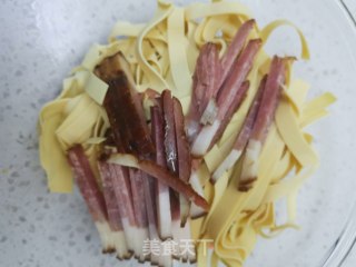 蒜薹炒干豆腐腊肉的做法步骤：2