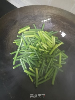 蒜薹炒干豆腐腊肉的做法步骤：3