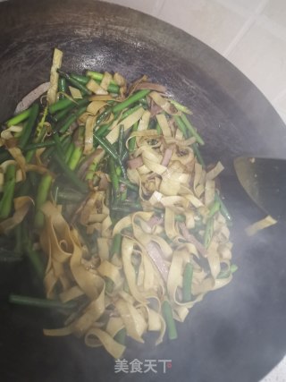 蒜薹炒干豆腐腊肉的做法步骤：6
