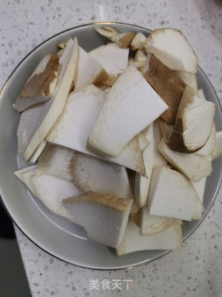 黑椒杏鲍菇炒腊肉的做法步骤：1