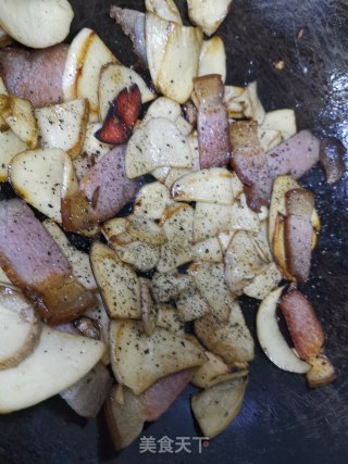 黑椒杏鲍菇炒腊肉的做法步骤：7