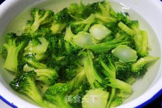 西兰花炒火腿肠的做法步骤：1