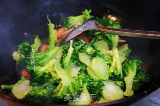 西兰花炒火腿肠的做法步骤：4