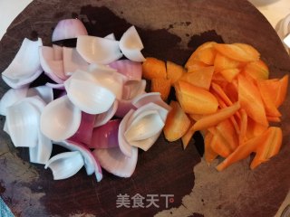 胡萝卜洋葱炒肉的做法步骤：1