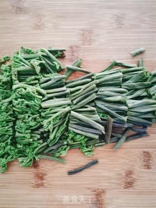 蕨菜烧肉的做法步骤：1
