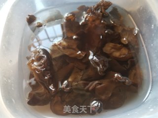 梅菜木耳蒸肉饼的做法步骤：2