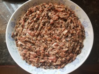 梅菜木耳蒸肉饼的做法步骤：8