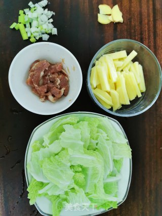 白菜炖土豆的做法步骤：1