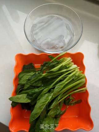 粉皮炒菠菜的做法步骤：1