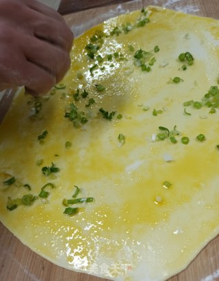 家常葱油饼的做法步骤：4