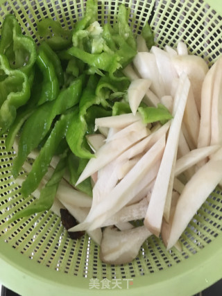 杏鲍菇干切牛肉炒辣椒的做法步骤：1