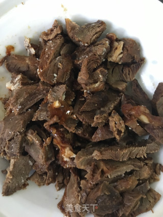 杏鲍菇干切牛肉炒辣椒的做法步骤：2