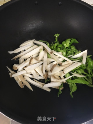 杏鲍菇干切牛肉炒辣椒的做法步骤：3