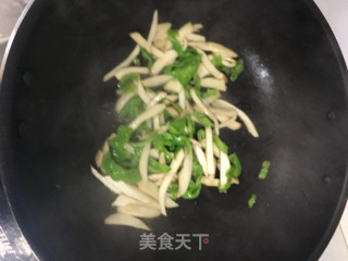 杏鲍菇干切牛肉炒辣椒的做法步骤：4