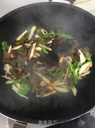 杏鲍菇干切牛肉炒辣椒的做法步骤：6