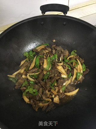 杏鲍菇干切牛肉炒辣椒的做法步骤：7