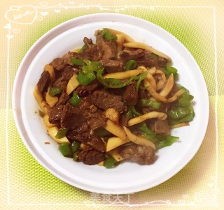 杏鲍菇干切牛肉炒辣椒的做法步骤：8