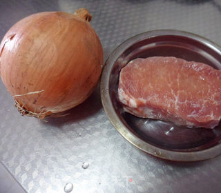 肉丝炒洋葱的做法步骤：1