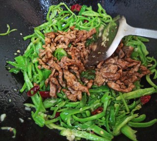 青椒炒肉丝的做法步骤：10