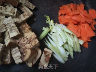 麻香豆干的做法步骤：1