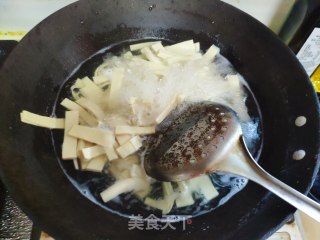 炒豆腐皮的做法步骤：2