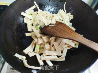 炒豆腐皮的做法步骤：4