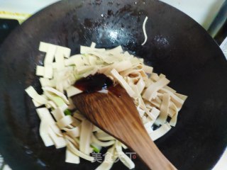 炒豆腐皮的做法步骤：5