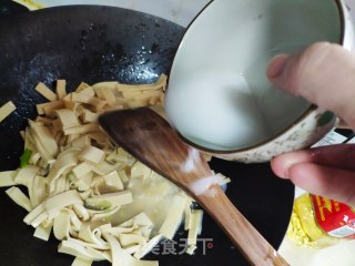 炒豆腐皮的做法步骤：7