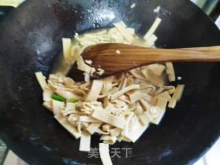 炒豆腐皮的做法步骤：8