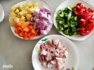 咖喱鸡腿土豆饭的做法步骤：1