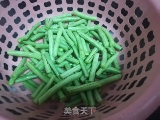 腊肠炒豆角的做法步骤：1