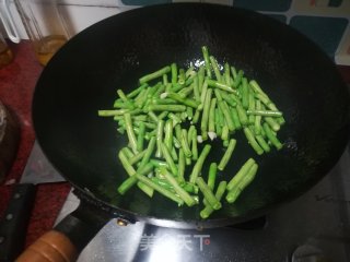 腊肠炒豆角的做法步骤：3