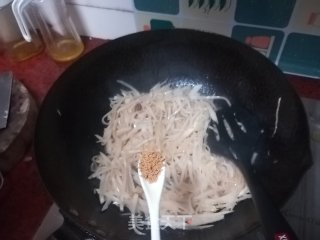 牛肉炒白萝卜丝的做法步骤：8