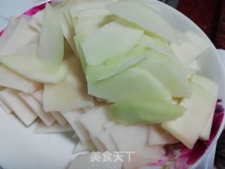腊肠炒苤蓝的做法步骤：1