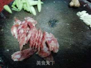 腊肠炒苤蓝的做法步骤：2