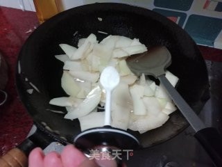 腊肠炒苤蓝的做法步骤：5