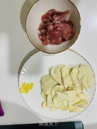 慈菇炒肉的做法步骤：1
