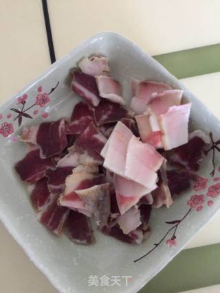 蒜苔炒腊肉的做法步骤：1