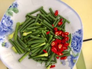 蒜苔炒腊肉的做法步骤：2