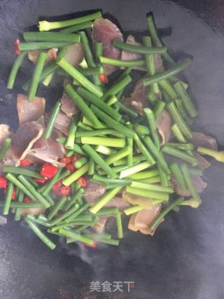 蒜苔炒腊肉的做法步骤：4