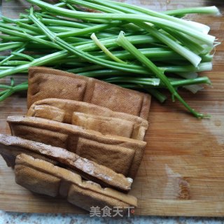香芹炒豆干的做法步骤：2
