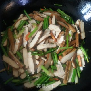 香芹炒豆干的做法步骤：5