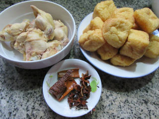 【电饭锅版】油豆腐焖鸡翅根的做法步骤：1