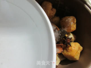 【电饭锅版】油豆腐焖鸡翅根的做法步骤：10