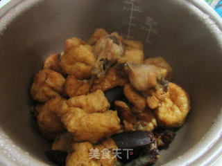 【电饭锅版】油豆腐焖鸡翅根的做法步骤：14