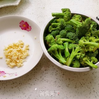 蒜蓉西兰花的做法步骤：1